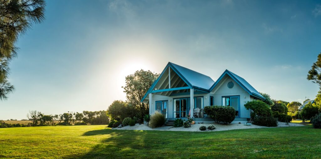 Ein modernes Haus mit gepflegtem Garten im Sonnenuntergang